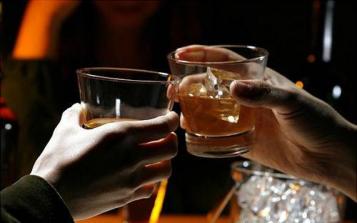 適度飲酒預(yù)防中風(fēng)？最新研究發(fā)現(xiàn)喝酒少中風(fēng)風(fēng)險(xiǎn)仍增高！