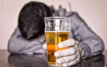 只要喝酒就會(huì)傷身，還可能喝出6種癌癥！喝酒時(shí)記住6件事