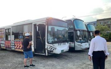 公交車10分鐘撞8車，竟是因?yàn)樗緳C(jī)腦中風(fēng)！