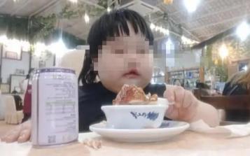 3歲女童被爸媽喂到70斤當吃播賺錢！專家怒斥，小心胃癌！