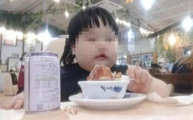 3歲女童被爸媽喂到70斤當(dāng)吃播賺錢！專家怒斥，小心胃癌！
